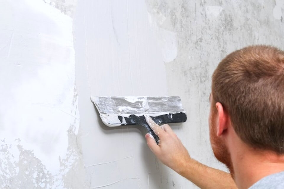 Application d'enduit sur un mur intérieur