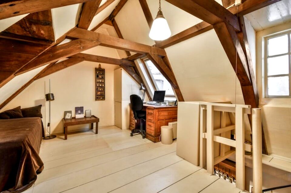 Bureau et lit dans un grenier