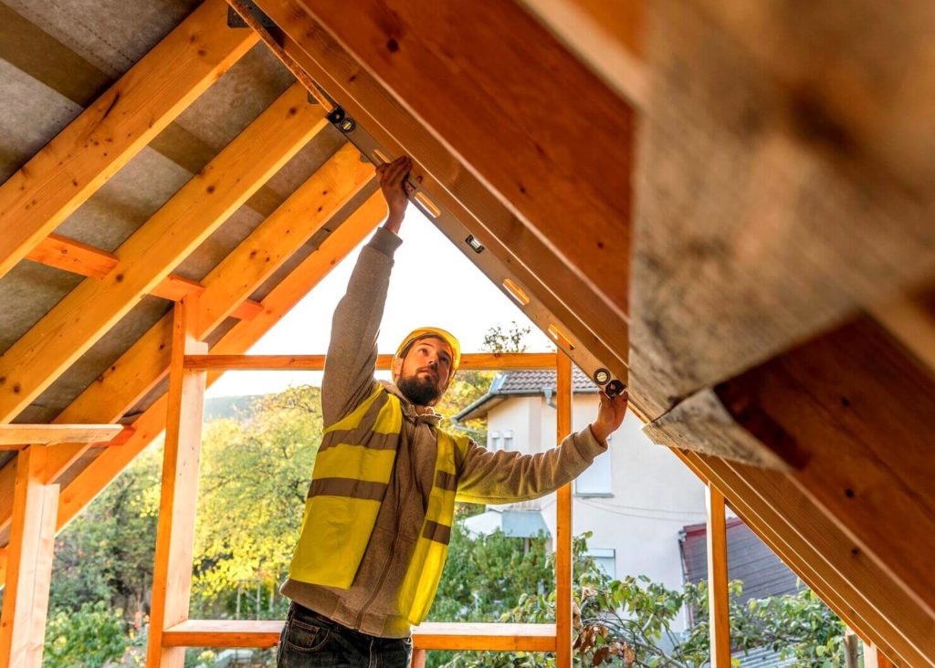 Charpentier travaillant sur la toiture