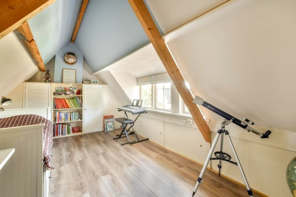 Grenier avec un télescope et un bureau