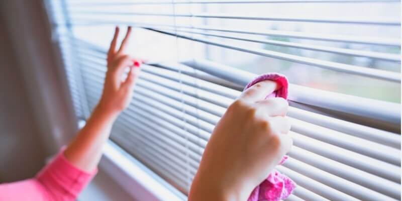 Nettoyage d'un volet roulant avec un chiffon