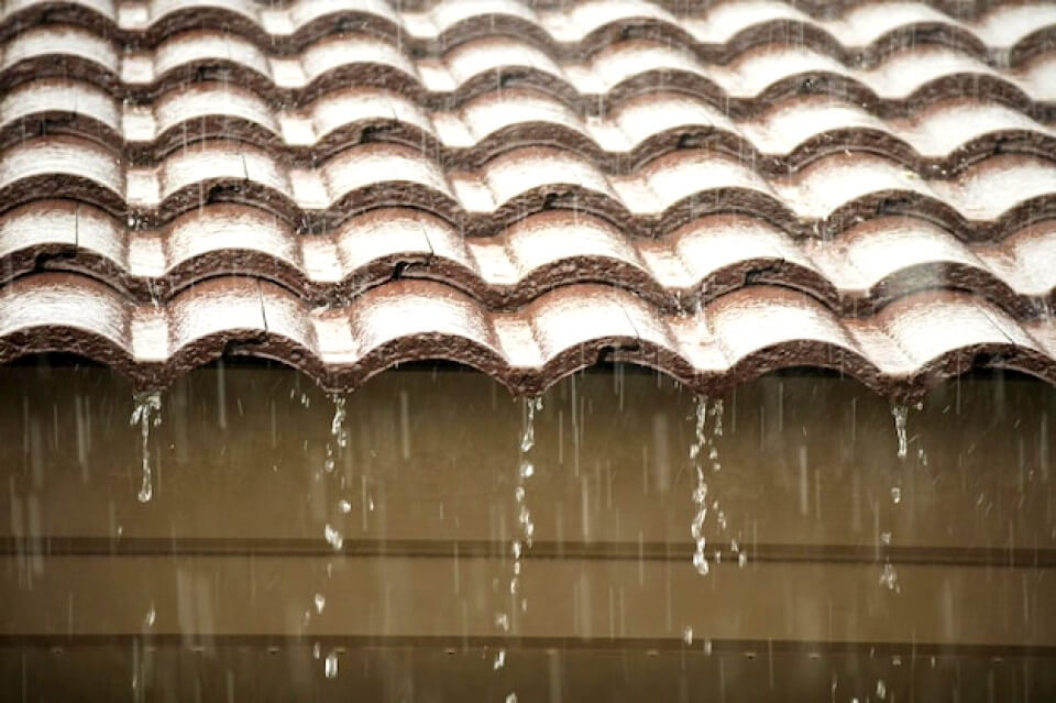 Pluie tombant du toit de la maison