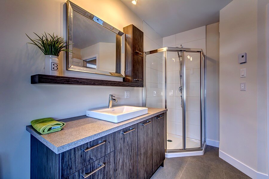 Salle de bain avec commode, miroire et lavabo