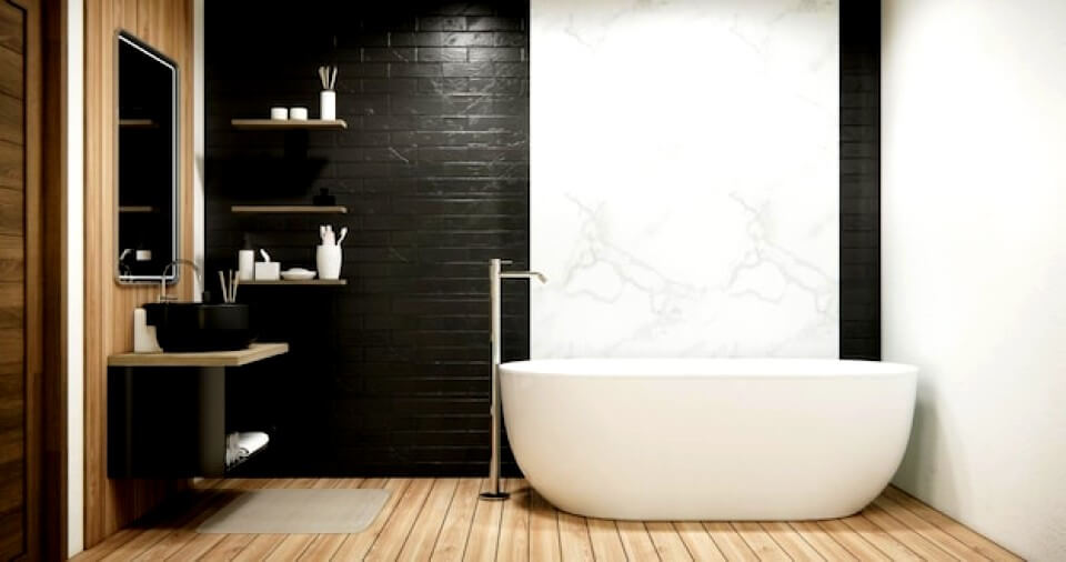 Salle de bain avec couleurs sombres