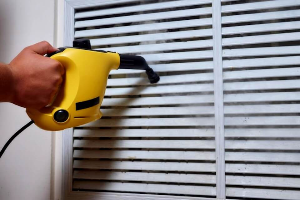 Utilisation d'un aspirateur pour nettoyer un volet roulant