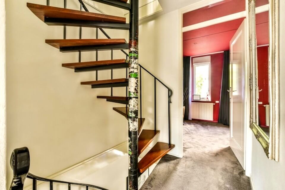 Escalier en bois dans le hall spacieux d'une maison