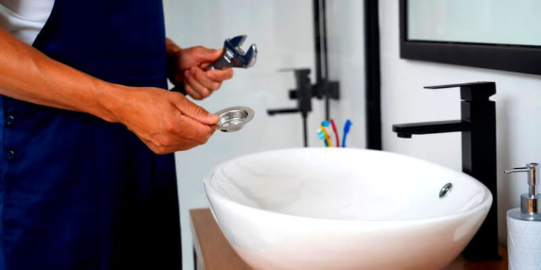 Plombier répare un lavabo