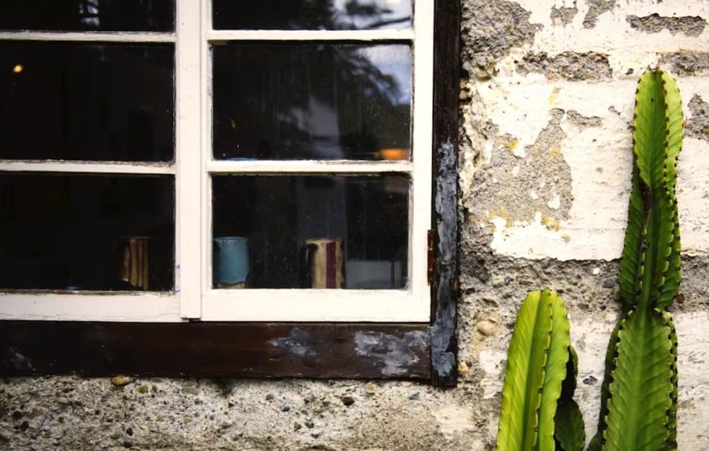 Vieille fenêtre mal isolée