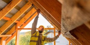 Charpentier travaillant la charpente en bois