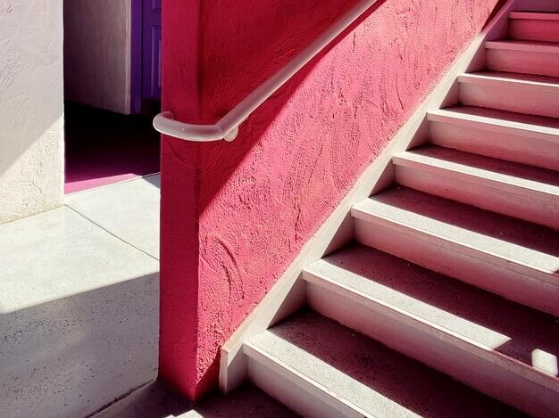 Escalier blanc et rose