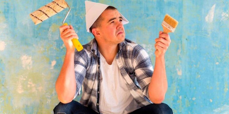 Homme devant un mur abimé