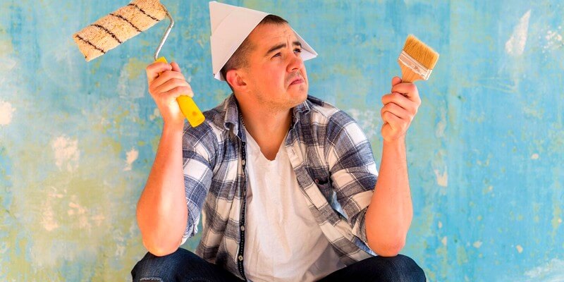 Homme devant un mur abimé