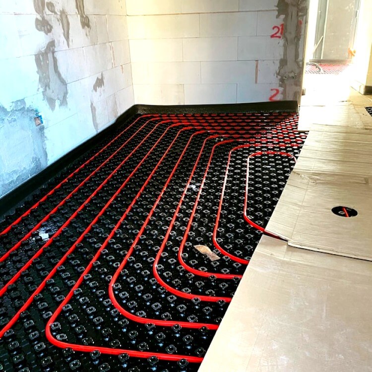 Installation de câbles d'un plancher chauffant électrique