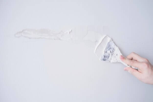 Mettre de l'enduit sur des trous d'un mur