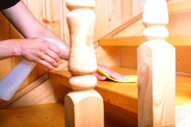 Nettoyer un escalier en bois