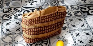 Panier avec oranges posés sur un sol en carrelage