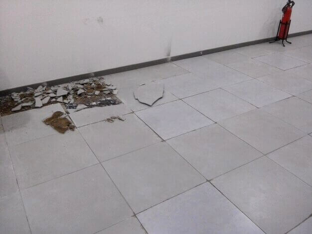 Vieux carrelage d'une maison