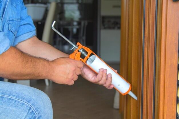 Calfeutrer porte en bois