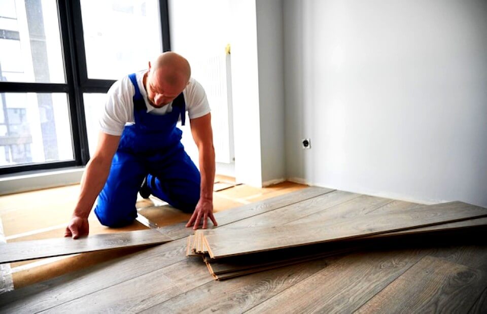 Homme posant un parquet