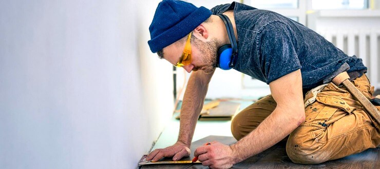 Ouvrier fait un travail de rénovation