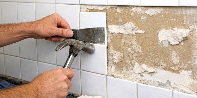 Retirer du carrelage mural avec un marteau et un grattoir