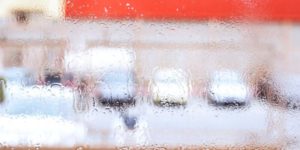 Les gouttes de pluie sur la fenêtre