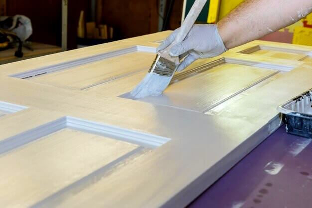 Peindre une porte en PVC avec un pinceau