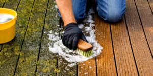 Lire la suite à propos de l’article Comment nettoyer une terrasse en composite qui verdit ?