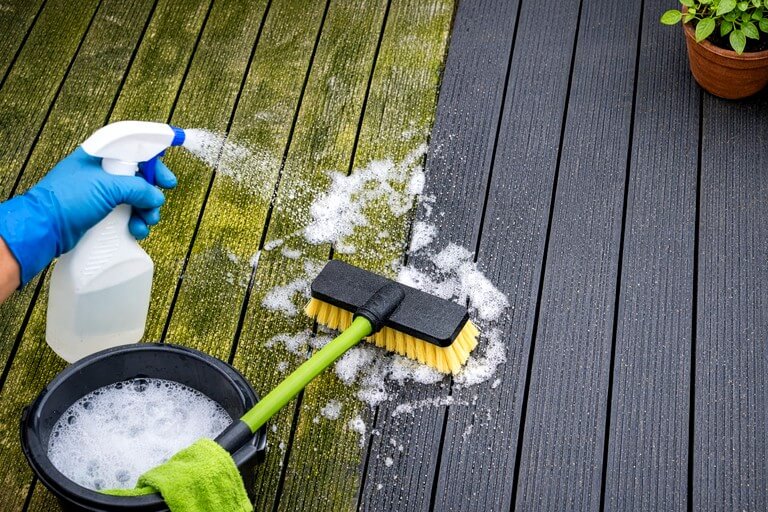 nettoyer une terrasse en composite qui verdit