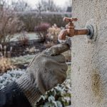 Robinet extérieur mural givré en hiver