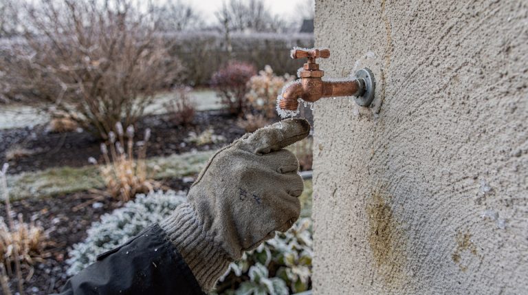 Robinet extérieur mural givré en hiver