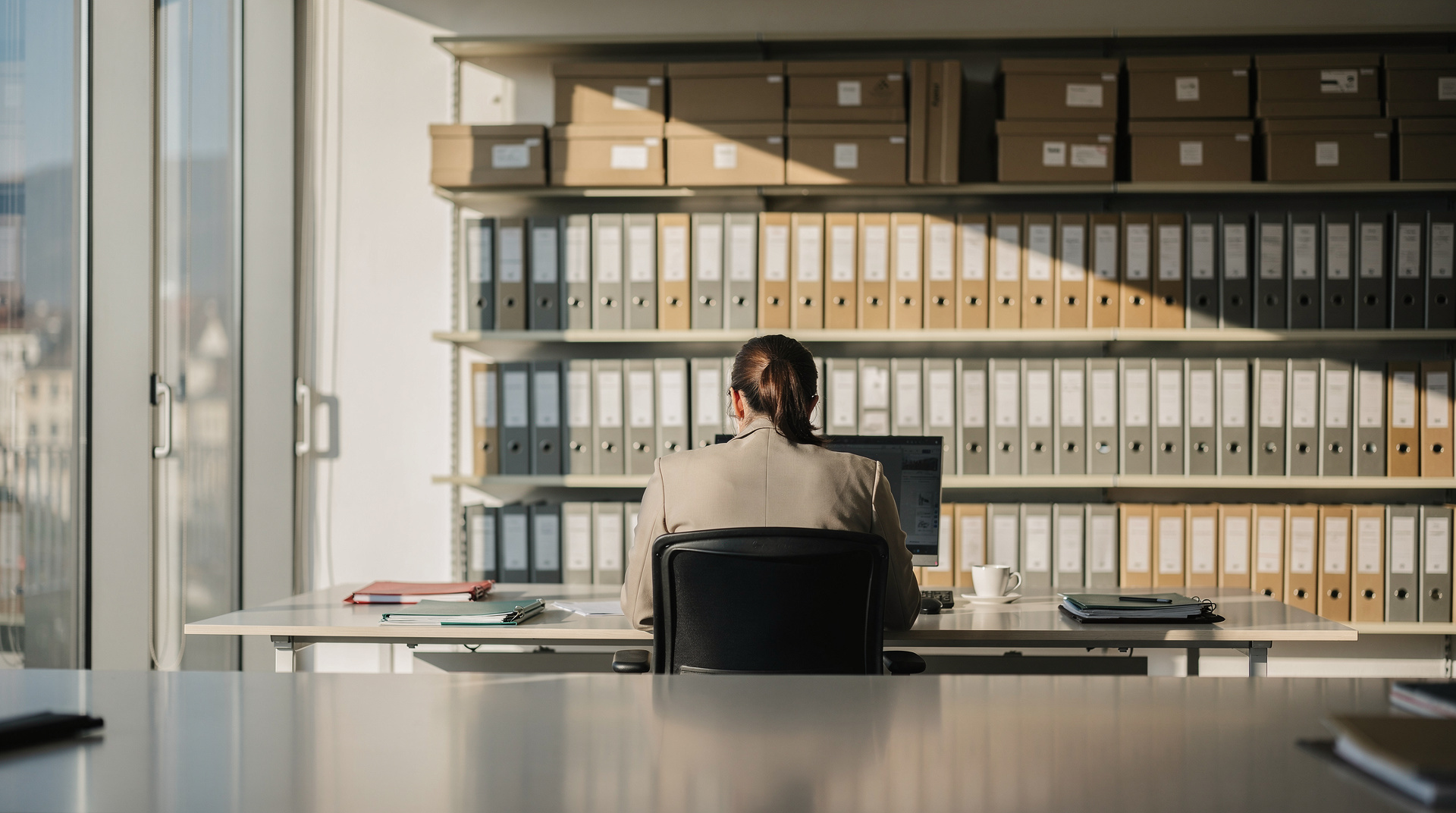 Comptable genevois travaillant sur des dossiers du registre du commerce